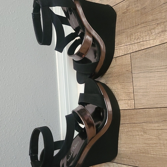 NWOT Michael Antonio Black and Metalic Platform 5" wedges. Never worn. - Picture 4 of 7